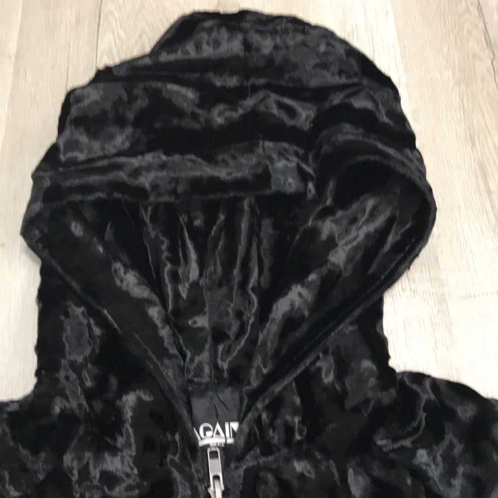 Fun velvet hooded romper by AGAIN - Picture 3 of 8